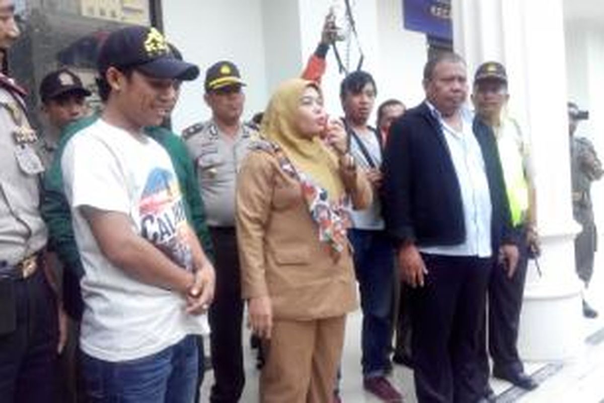 Camat Menteng Lilik Yuli Handayani menemui pengunjuk rasa di Kantor Kecamatan Menteng, Selasa (3/2/2015).