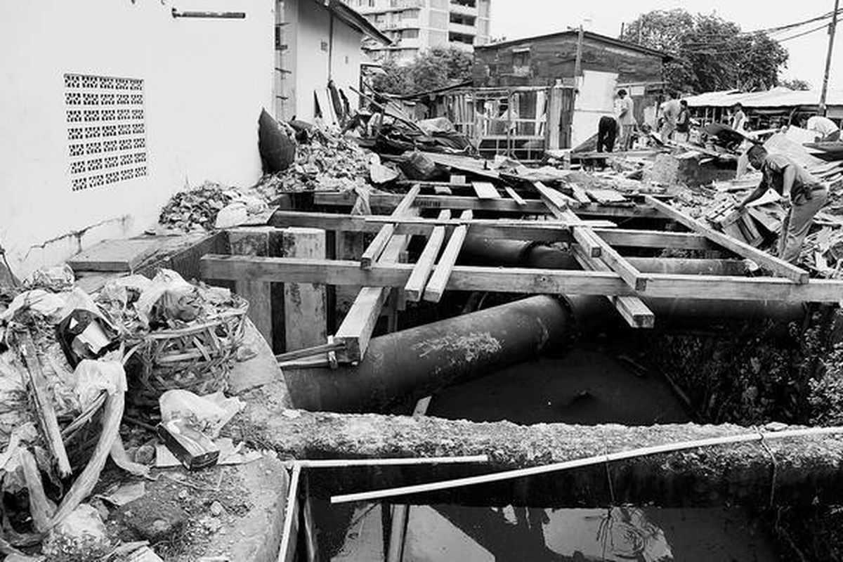 Bangunan  liar di depan pintu air dan rumah pompa Petamburan, Tanah Abang, Jakarta, Rabu (26/12), dibongkar. Pembongkaran dilakukan karena pintu air dan rumah pompa tersebut akan diperbarui.