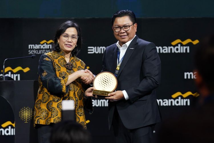 Menteri Keuangan (Menkeu) Sri Mulyani dan Direktur Utama Bank Mandiri Darmawan Junaidi dalam Mandiri Investment Forum (MIF) 2025 bertema ?Nourishing Future Growth? di Jakarta, Selasa (11/2/2025).
