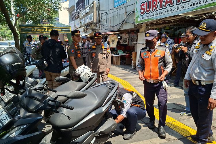 Satpol PP Tertibkan PKL dan Parkir Liar di Glodok, 60 Motor Kena Operasi Cabut Pentil