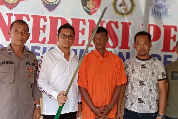 YOL (50), ditangkap personel Unit Reskrim Polsek Medan Area setelah mengancam seseorang di depan sebuah kafe di Jalan Amaliun, Medan pada Sabtu (11/6/2022) malam. Pelaku mengancam akan membunuh korban dan keluarganya dengan parang panjang . Pelaku kini mendekam di sel tahanan Polsek Medan Area, terancam hukuman 5 tahun penjara.