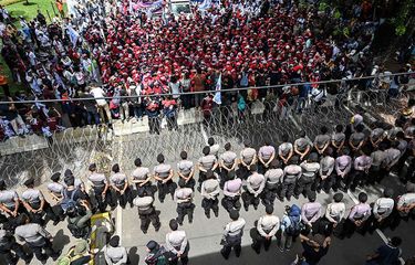 Massa melakukan aksi dengan penjagaan aparat keamanan saat peringatan Hari Buruh Internasional 2019 di Jakarta, Rabu (1/5/2019). Aksi yang diperingati tahunan setiap tanggal 1 Mei itu digelar serentak di seluruh dunia untuk menyuarakan kesejahteraan bagi buruh.