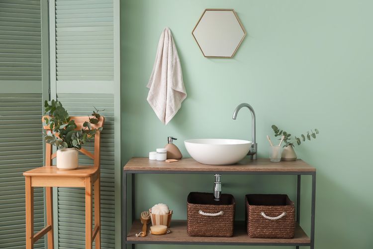 Ilustrasi kamar mandi yang dicat warna hijau sage