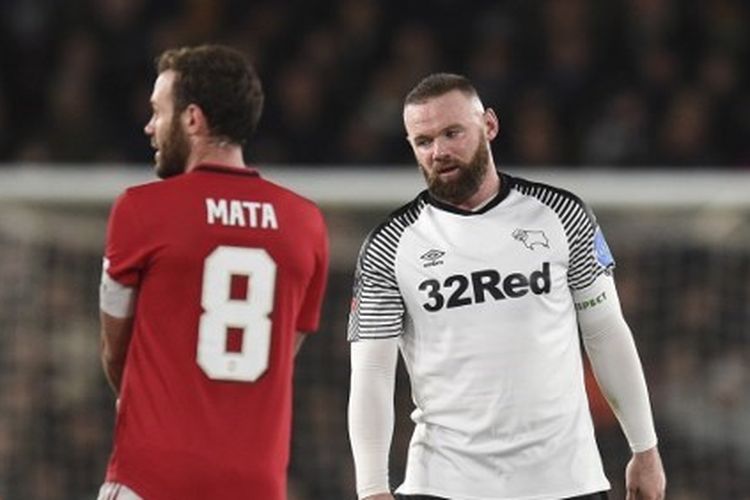 Penyerang Derby County, Wayne Rooney (kanan), bersiap untuk mengeksekusi tendangan bebas pada laga putaran kelima Piala FA melawan Manchester United di Stadion Pride Park, Kamis (5/3/2020) atau Jumat dini hari WIB. 