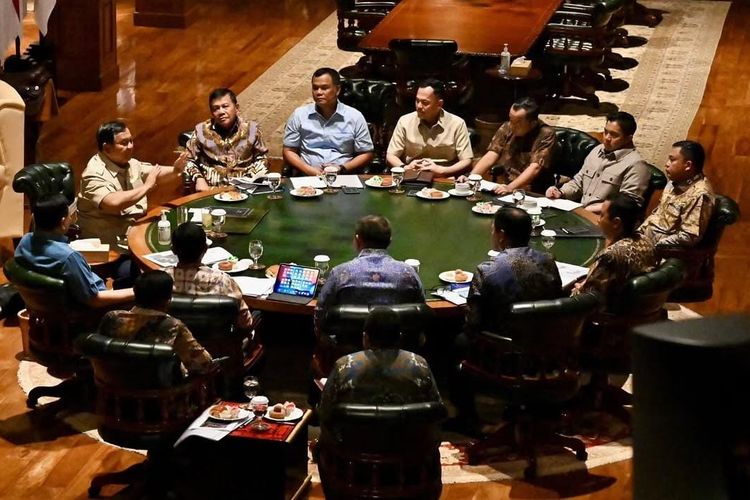 Tak Hadiri Resepsi Pernikahan Sesprinya, Prabowo Rapat Bareng Menhan hingga Kepala BIN