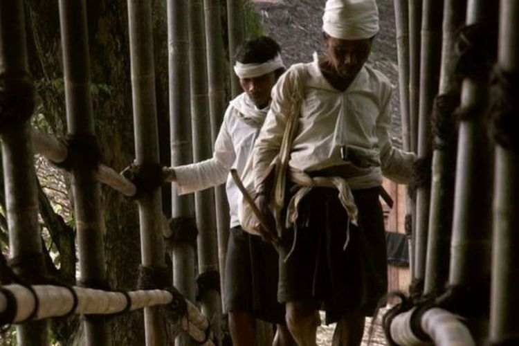 Suku Baduy Dalam yang membatasi kehidupan modern kini menghadapi masalah sampah plastik. 