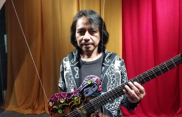 Gitaris Dewa Budjana dan gitar Kiesel yang ia lelang di Distrik Seni x Sarinah, saat ditemui di kawasan Thamrin, Jakarta Pusat, Jumat (9/9/2022). 