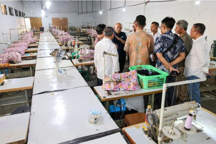 Menteri Koperasi dan UKM (Menkop UKM) Teten Masduki melakukan kunjungan di salah satu pelaku industri tekstil di Kecamatan Majalaya, Kabupaten Bandung, Provinsi Jawa Barat, Minggu (24/9/2023)
