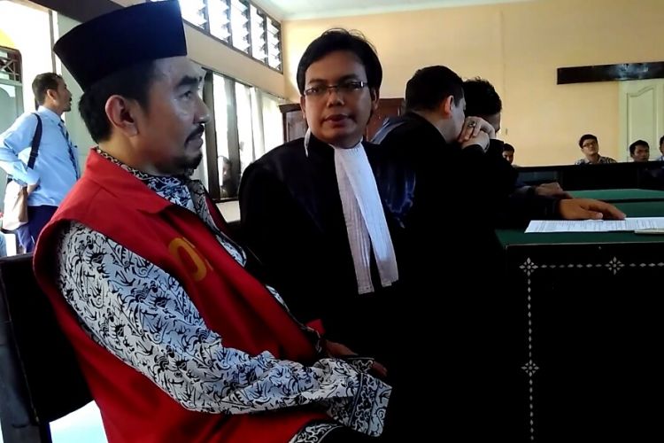 Gatot Brajamusti saat sidang dengan agenda pembacaan tuntutan di PN Mataram, Kamis (30/3/2017)