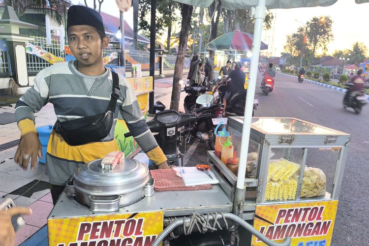Harga Plastik Naik, Penjual Pentol di Pamekasan Kembali Pakai Lidi