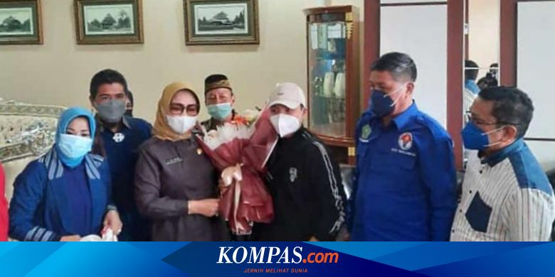 [POPULER NUSANTARA] Apriyani Rahayu Dapat Hadiah Mobil dari Gubernur | Perampokan di Simpang Limun Medan - Vimarsana News