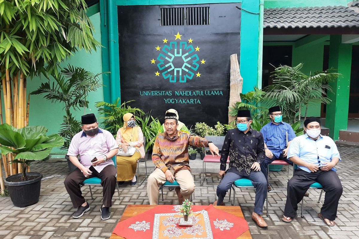 Rektor UNU Purwo Santoso (mengenakan batik berwarna Coklat) dan Ketua Lembaga Pengkajian dan Pengabdian Masyarakat (LPPM) UNU Yogyakarta Muhammad Mustafid (mengenakan baju biru muda duduk paling kanan) saat jumpa pers