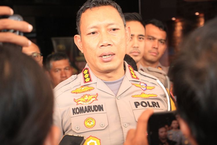Dirlantas Polda Jawa Timur Kombes Komarudin, menyampaikan keterangan di Mapolres Jombang, Rabu (22/5/2024), terkait penanganan kecelakaan Bus Pariwisata Bimario di jalan Tol Jombang - Mojokerto.
