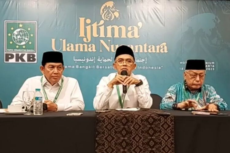 Wakil Sekretaris Dewan Syura PKB, KH Maman Imanulhaq (tengah) membacakan hasil rekomendasi Ijtima Ulama Nusantara digelar oleh Dewan Syuro DPP PKB di Hotel Millenium, Jakarta Pusat, Sabtu (14/1/2023). 