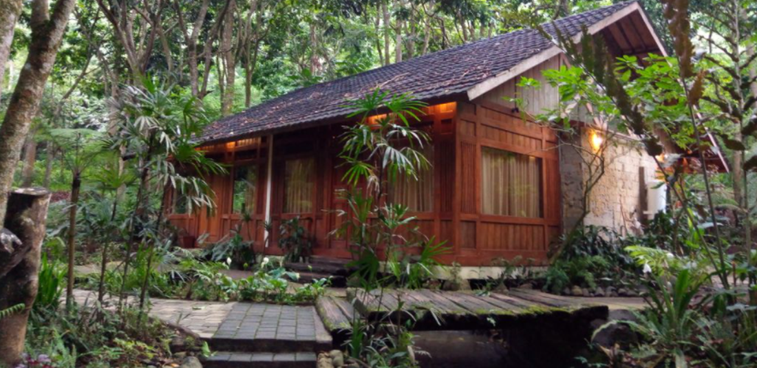 Hotel di Lembang - Kamar tipe Suite Forest View di Imah Seniman Resort, Kabupaten Bandung Barat, Jawa Barat.