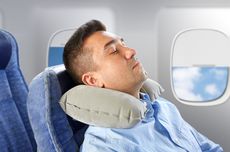 10 Tips Tidur Nyaman di Pesawat, Tetap Pakai Sabuk Pengaman