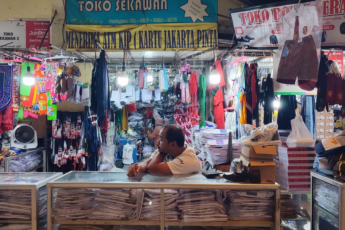 Salah satu pedagang seragam di Pasar Kramat Jati yang mengaku penjualan menurun, Jumat (11/7/2025)