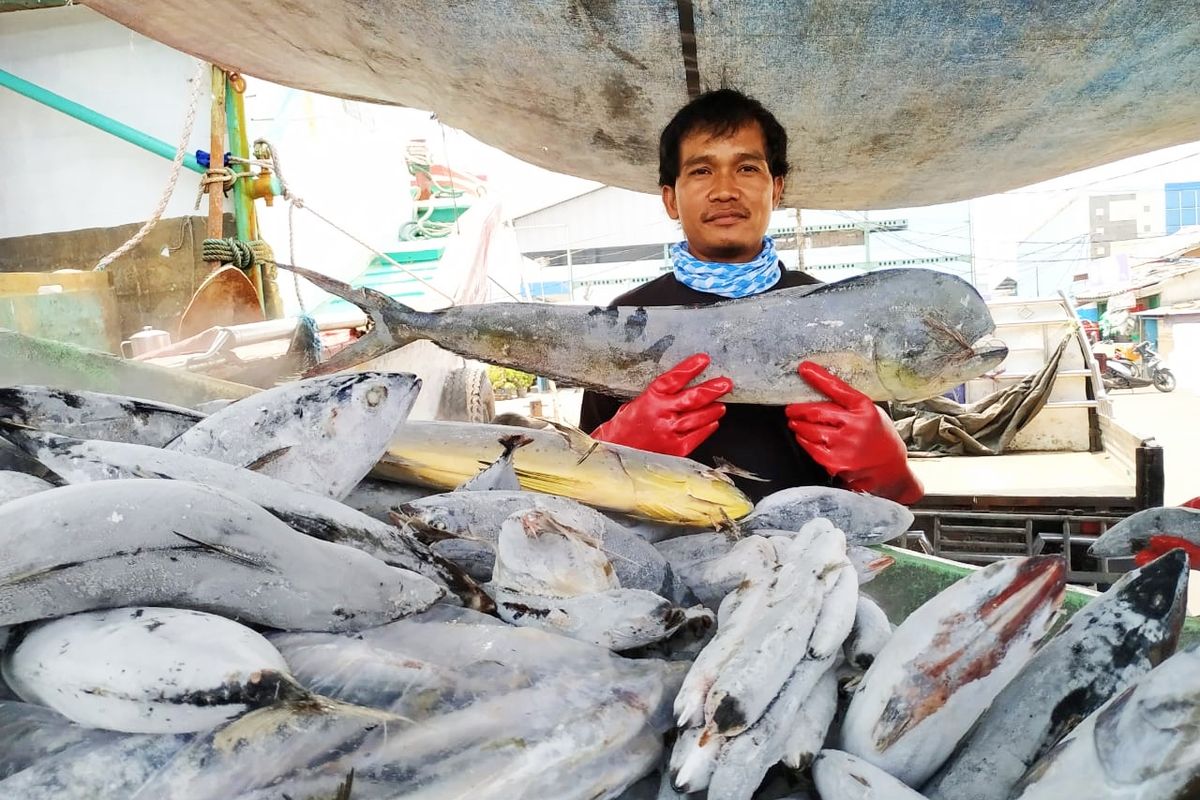 Nelayan membawa hasil perikanan