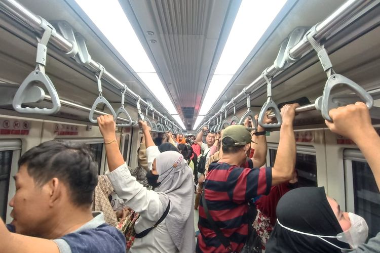 Gerbong kereta LRT dari Stasiun LRT Dukuh Atas menuju Stasiun LRT TMII, Jakarta, Minggu (3/9/2023).