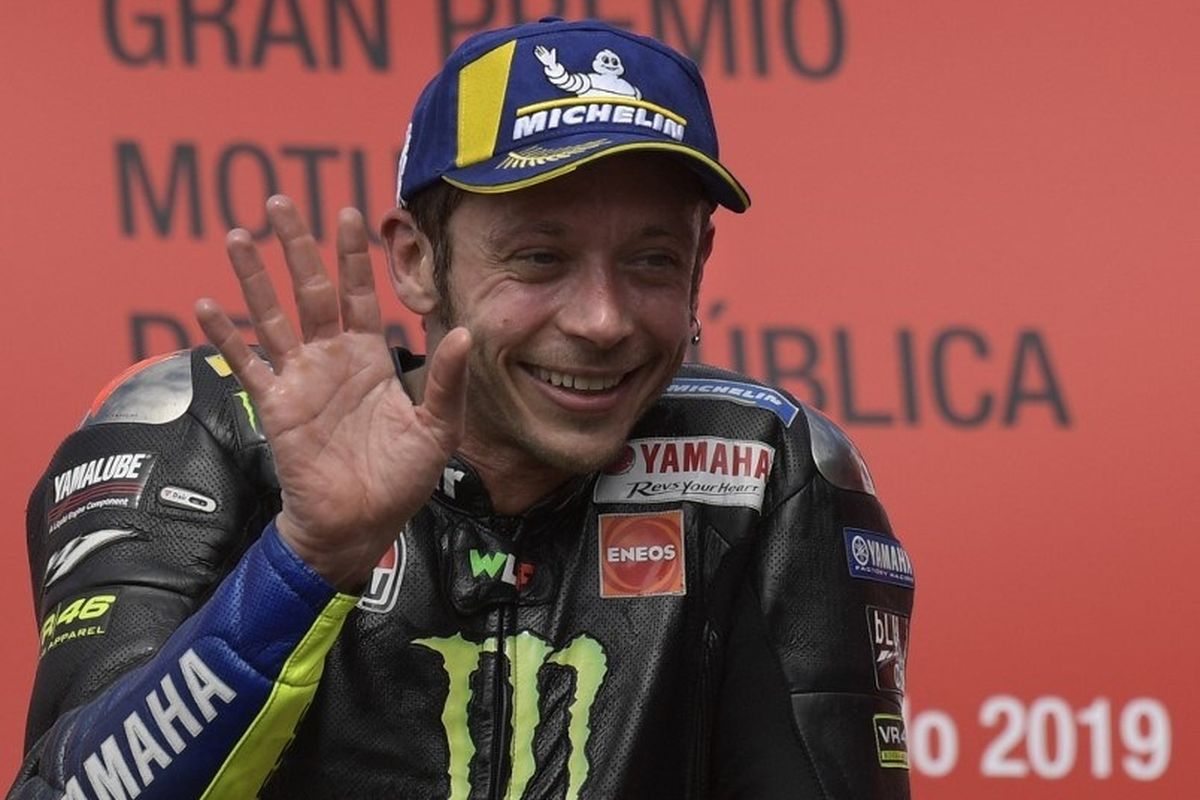 Pebalap Yamaha, Valentino Rossi, seusai naik podium pada MotoGP Argentina, 31 Maret 2019. 