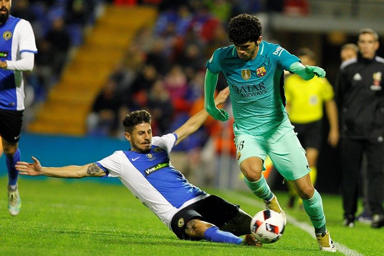 Gelandang Hercules, Juanma Espinosa (kiri), berebut bola dengan gelandang Barcelona, Carles Alena, dalam pertandingan leg pertama babak 32 besar Copa del Rey di Estadio Jose Rico Perez, Alicante, 30 November 2016.
