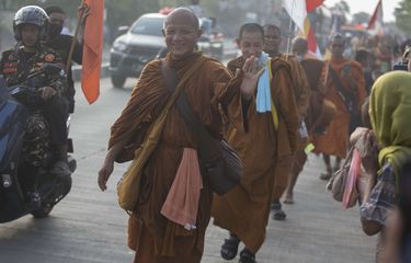 Sejumlah biksu berjalan kaki saat melakukan ritual thudong di jalur Pantura, Kandanghaur, Indramayu, Jawa Barat, Senin (15/5/2023). Sebanyak 32 biksu dari dari berbagai negara melakukan perjalanan ritual thudong dari Nakhon Si Thammarat, Thailand menuju Candi Borobudur dalam rangka menyambut hari raya Waisak pada 4 Juni 2023.