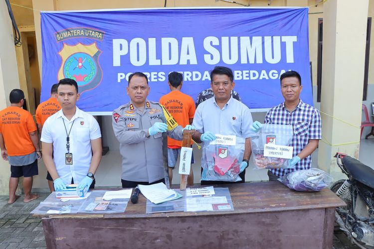 Kapolres Sergai AKBP Jhon Sitepu saat menunjukkan parang yang digunakan pria inisial M (32) di Kecamatan Dolok Masihul, Sergai untuk membunuh istrinya Lisa Putri. 