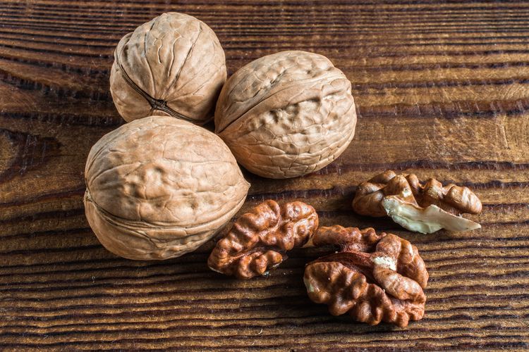 Kacang kenari mengandung sekitar 21 gram lemak dalam porsi 1 ons, membuatnya sebagai salah satu makanan yang mengandung lemak tinggi dan baik bagi kesehatan.