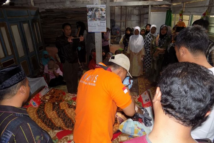 Tim Inafis Polres Grobogan sedang melakukan pemeriksaan terhadap korban penganiayaan di Desa Penganten, Kecamatan Klambu, Minggu (7/1/2018).?