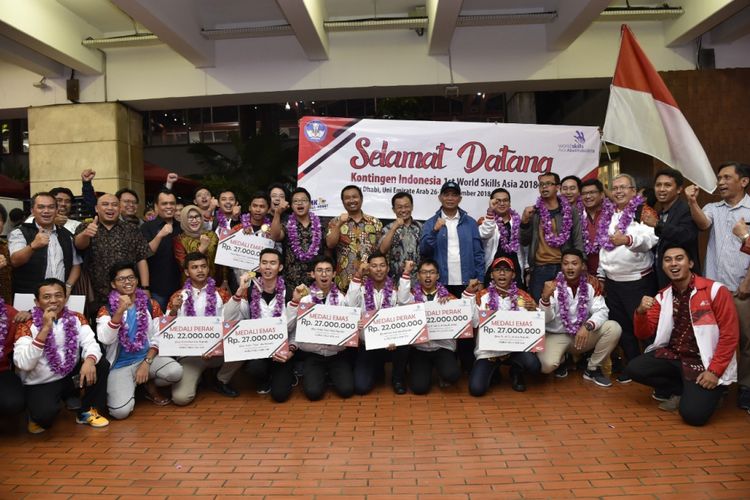 Siswa lulusan (SMK) berhasil meraih juara umum ajang kompetisi Internasional ?World Skills Asia (WSA)? tahun 2018, diikuti 19 negara, dengan memborong 6 medali emas dan 3 medali perak.