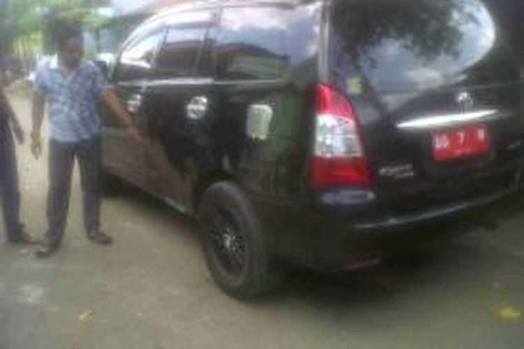 Wakil ketua DPRD Kabupaten Bone, Sulawesi Selatan memperlihatkan sejumlah kerusakan kendaraannya usai dikejar dan ditabrak oleh pengemudi tak dikenal. Kamis, (20/02/2014).