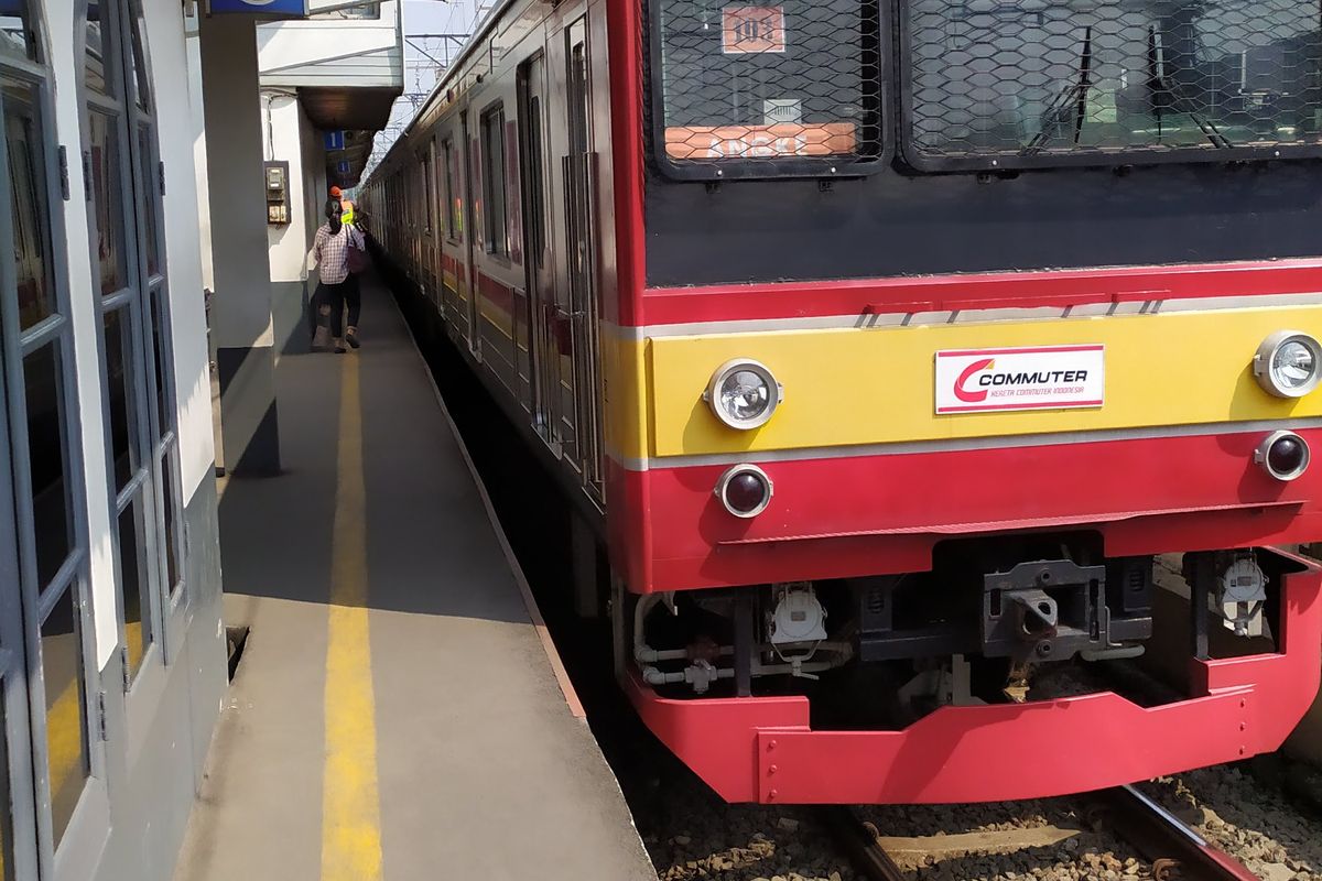 Kereta rel listrik melintas di Stasiun Citayam