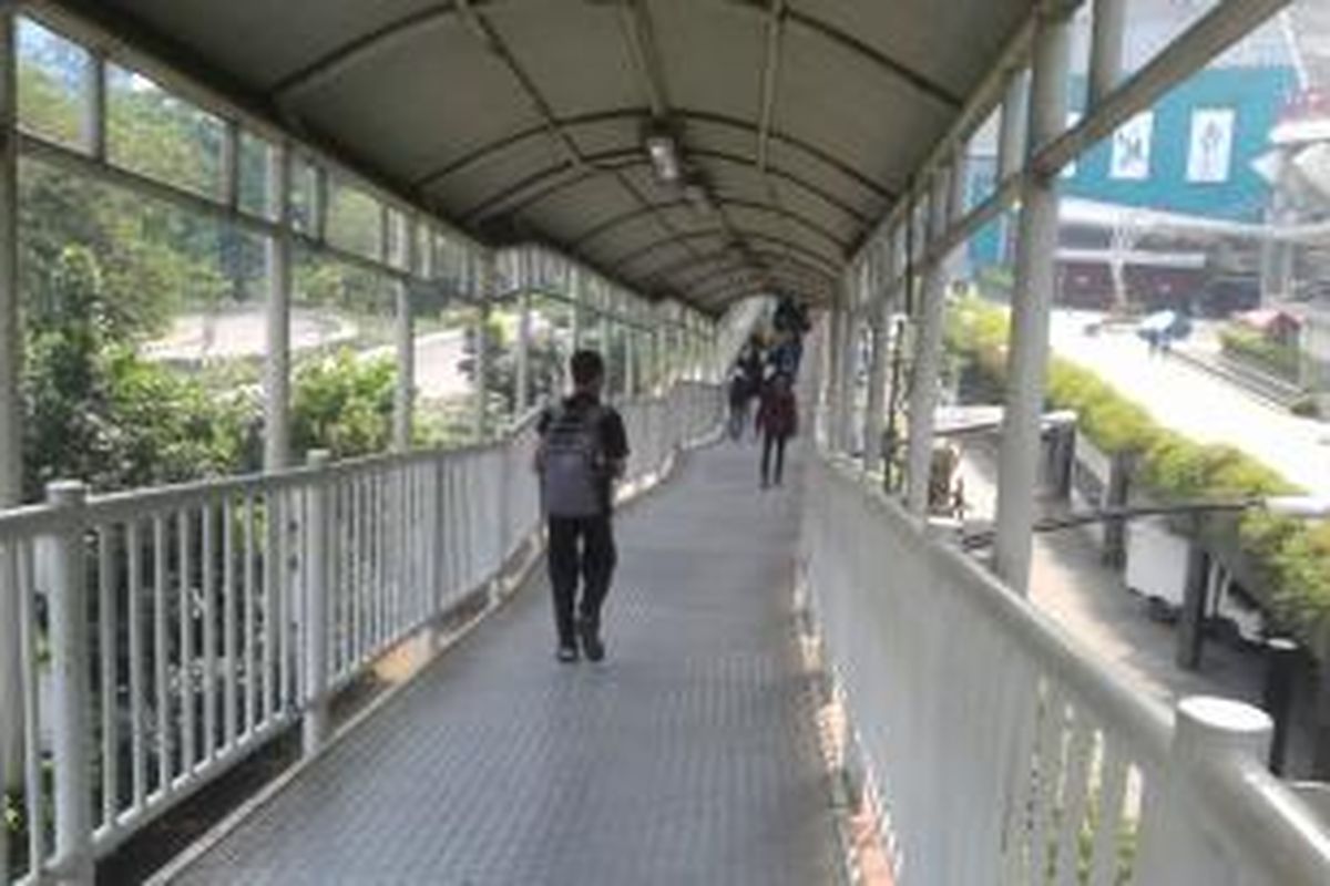 Jalur transit antara halte Semanggi dan Bendungan Hilir yang dinilai sejumlah pengguna bus transjakarta, terlalu panjang dan 
