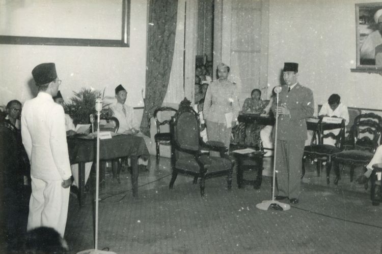 Upacara penyerahan jabatan presiden R.I. dari Bung Karno kepada Asaat S.H. di Yogyakarta (Desember 1949).
