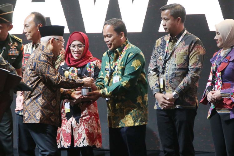 Pj Walkot Tangerang Nurdin menerima penghargaan pada ajang Indonesia?s SDGs Action Awards 2024, Senin (7/10/2024).