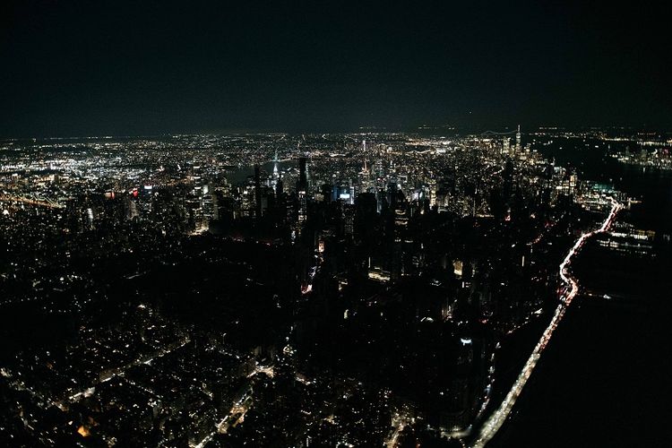 Sebagian besar wilayah Upper West Side dan Midtown Manhattan tampak gelap setelah terjadinya pemadaman listrik besar-besaran pada Sabtu, 13 Juli 2019, lalu di Kota New York, AS.