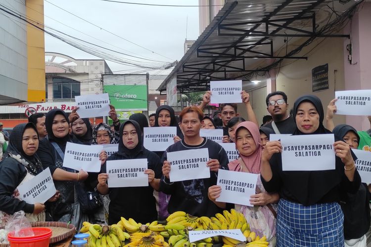 Kompak Berbaju Hitam dan Bentangkan Kertas Savepasarpagi, Pedagang Menolak Dipindah ke Pasar Rejosari