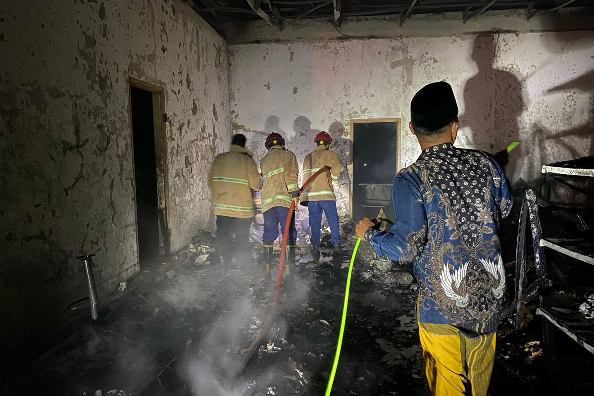 Petugas padamkan kebakaran ruko di Lumajang, Rabu (12/3/2025)