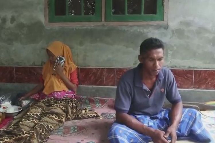 Harni Permata Sari (23) ibu muda yang melahirkan anak dipinggir jalan desa memulihkan diri di rumah irang tuanya di Desa Batujai, Lombok Tengah bersama sang suami Riaji (27). lahirnya bayi Harni ramai di media sosial.