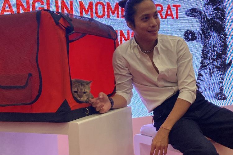Pradikta Wicaksono alias Dikta, seorang musisi, sedang mengisi talkshow di acara Royal Canin bersama kucing peliharaannya yakni Jimbon di ICE BSD, Kabupaten Tangerang, Sabtu (27/8/2022).