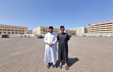Dua mahasiswa Universitas Islam Madinah (UIM) Ahmad Bukhori dan Zulmar Adiguna (26) (kanan) saat berada di kampus Universitas Islam Madinah.