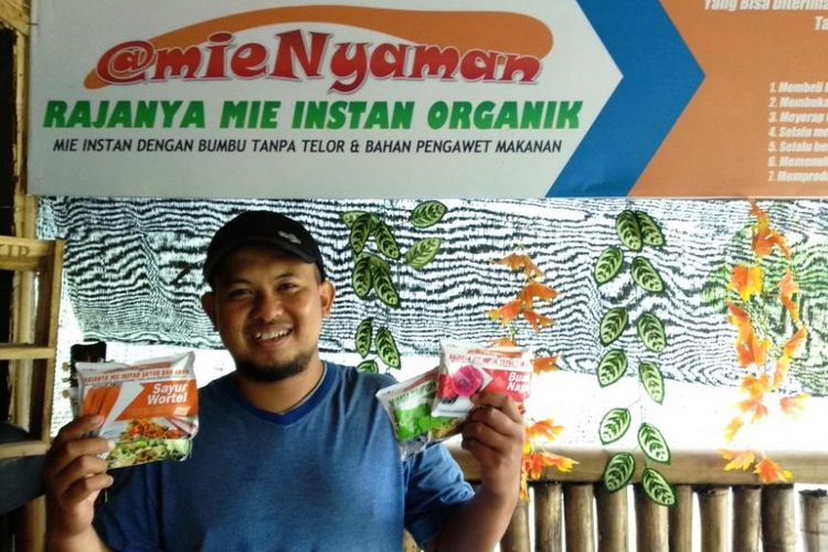 Heru Setiyo Wicaksono, pembuat mie instan Nyaman berbahan baku sayur dan buah di Jember, Jatim, Sabtu (1/12/2018).