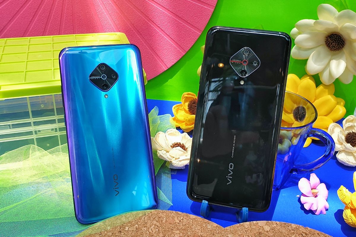 Vivo S1 Pro dalam dua varianw arna, Crystal Blue dan Glowing Black.