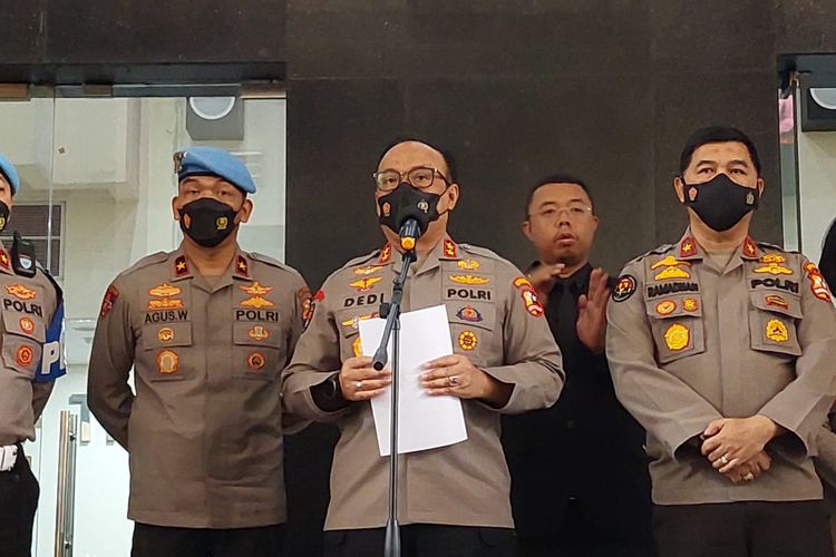Kepala Divisi Humas Polri Irjen Dedi Prasetyo  di Lobi Gedung TNCC, Mabes Polri, Jakarta, Senin (19/9/2022).