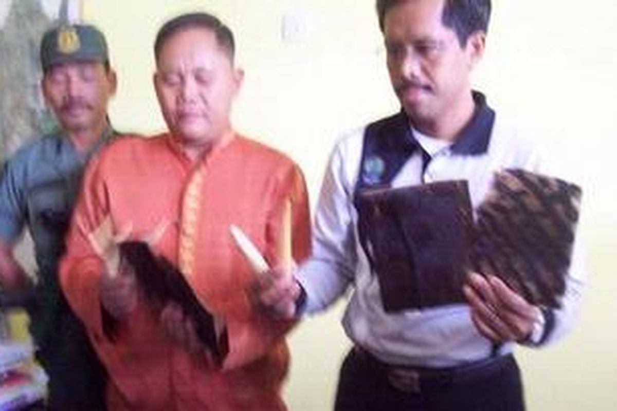 Kepala Balai Konservasi Sumber Daya Alam (BKSDA) Lampung Supriyanto (berbaju putih) memperlihatkan kulit-kulit harimau sitaan dan gading gajih hasil penindakan BKSDA dan Rhino Protection Unit (RPU), Jumat (4/3/11).