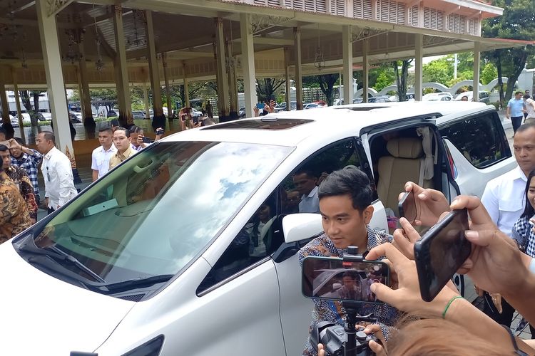 Prabowo - Gibran saat tiba di Kantor Gubernur DIY, Kompleks Kepatihan, Kota Yogyakarta, Selasa (22/1/2024)