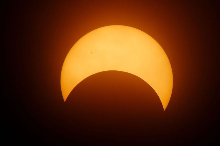 Ilustrasi Gerhana Matahari Sebagian. Jam Berapa Puncak Gerhana Matahari Sebagian 21 September 2025? Ini Jadwal dan Link Live Streamingnya