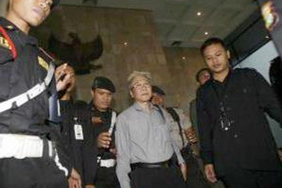 Direktur Hukum Bank Indonesia Oey Hoey Tiong (kaca mata) yang menjadi salah seorang tersangka aliran dana BI mendapat pengawalan ketat seusai menjalani pemeriksaan di Gedung Komisi Pemberantasan Korupsi, Jakarta, Selasa (4/3).