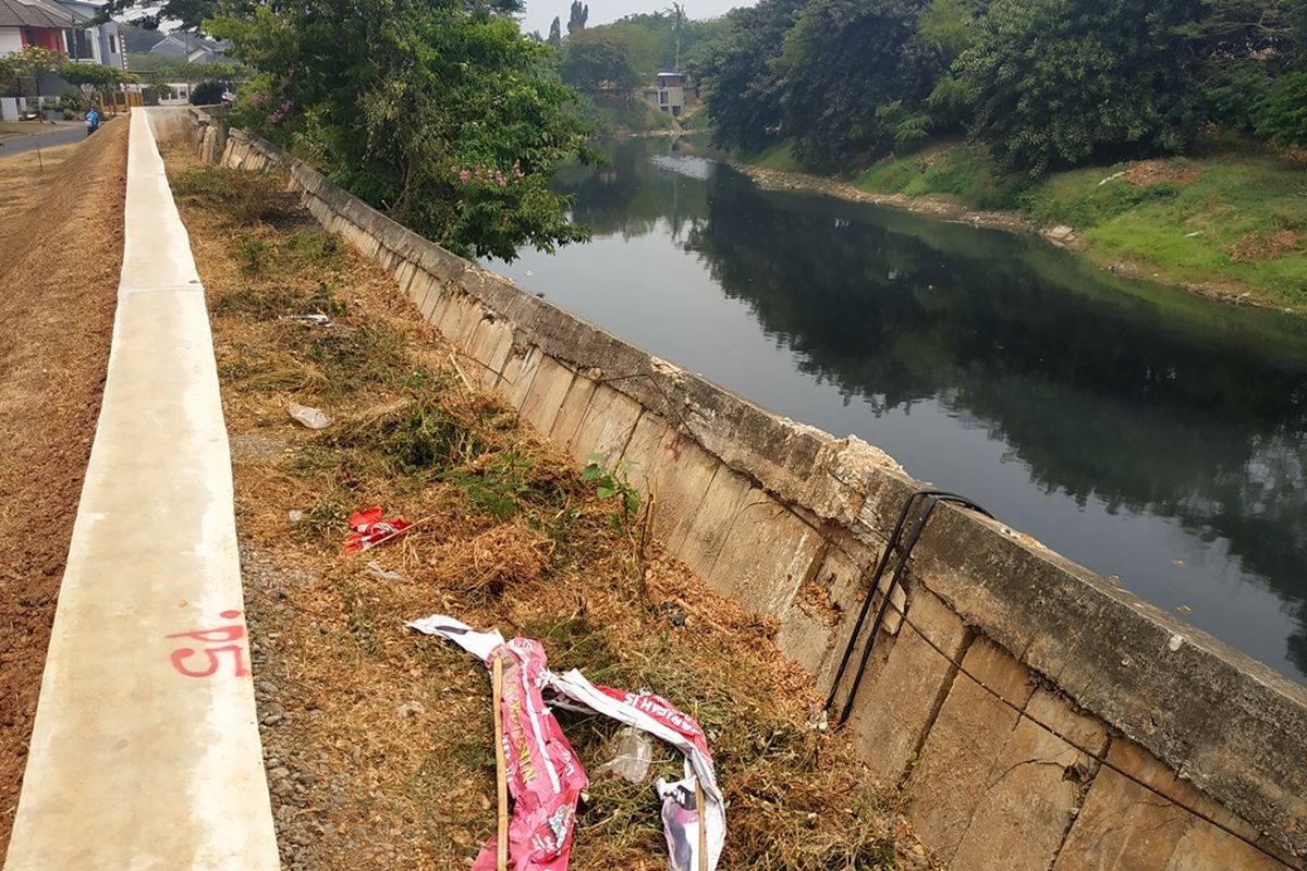 Kondisi tanggul baru (kiri) dan tanggul lama (kanan) di tepi Kali Bekasi yang melintasi kompleks Kemang Pratama, Rawalumbu, Bekasi, Rabu (18/9/2019).