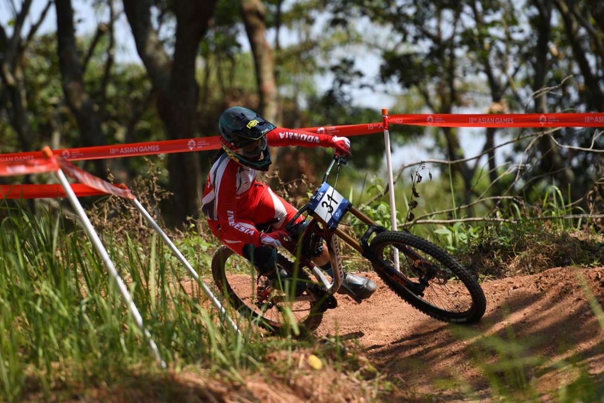 Atlet Balap Sepeda Indonesia Tiara Andini Prastika tampil di Final Run Women Elite Downhill pada Asian Games ke-18 Tahun 2018 di Khe Bun Hill, Subang, Jawa Barat, Senin (20/8/2018). Tiara berhasil meraih emas pada nomor tersebut.
